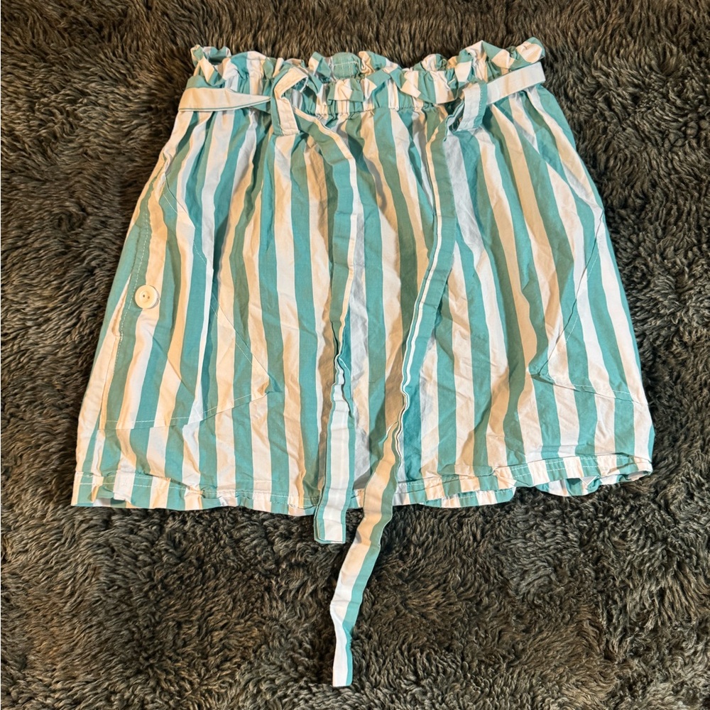 Green and white Abercrombie and finch pinstripe shorts, size medium